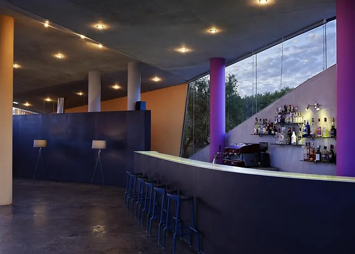 Leivatho فندق 4*